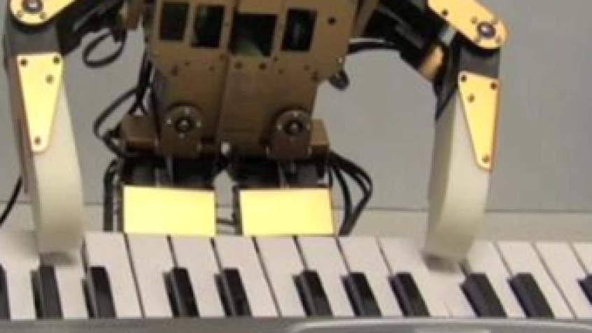 Elektroniczny Elton John: robot-pianista