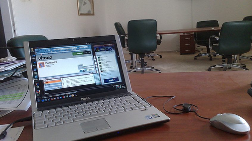 59% firm ma komputery stacjonarne, 42% - laptopy