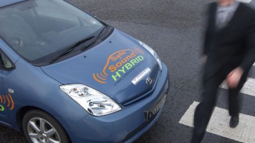 Ciche samochody elektryczne mogą być groźne dla pieszych uczestników ruchu