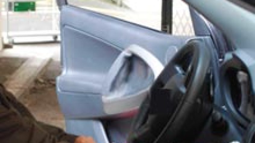 Naukowiec pokazuje spsób, w jaki złodziej możę uruchomić silnik samochodu wykorzystyjąc antenę. Sygnał z samochodu jeset transmitowany do specjalnego klucza elektroniczneg, który jest oszukany, co umożliwia uruchomienie silnika.