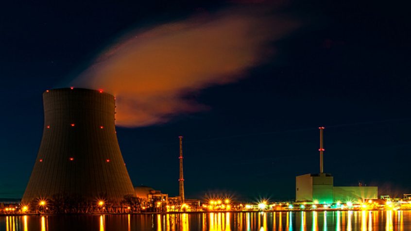 Elektrownia jądrowa nocą
