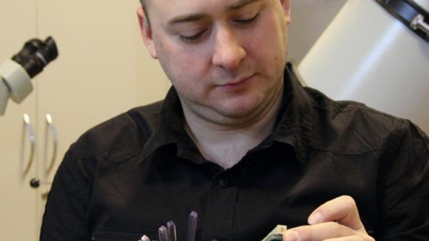 Mgr Dominik Rybka prezentuje elementy detektora i elektroniki eksperymentu POLAR przygotowywane w IPJ