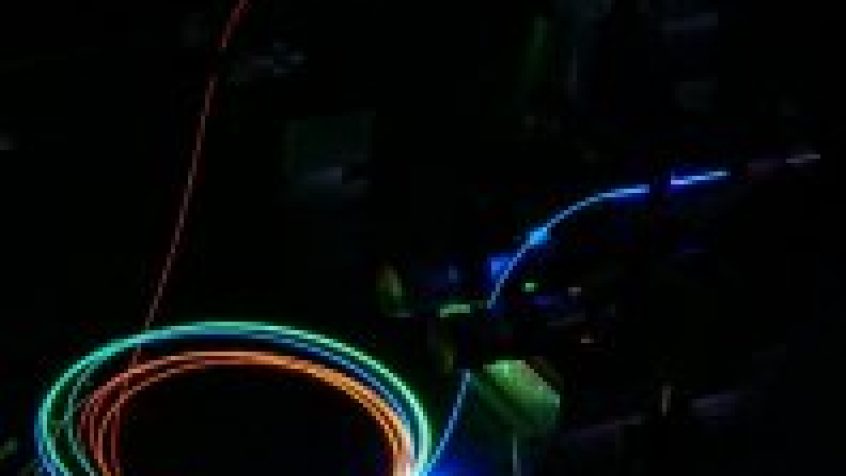 Zjawisko supercontinuum. Impuls światła staje się widoczny dopiero po wejściu do światłowodu. Podczas przechodzenia przez swiatłowód widzimy różne długości fali