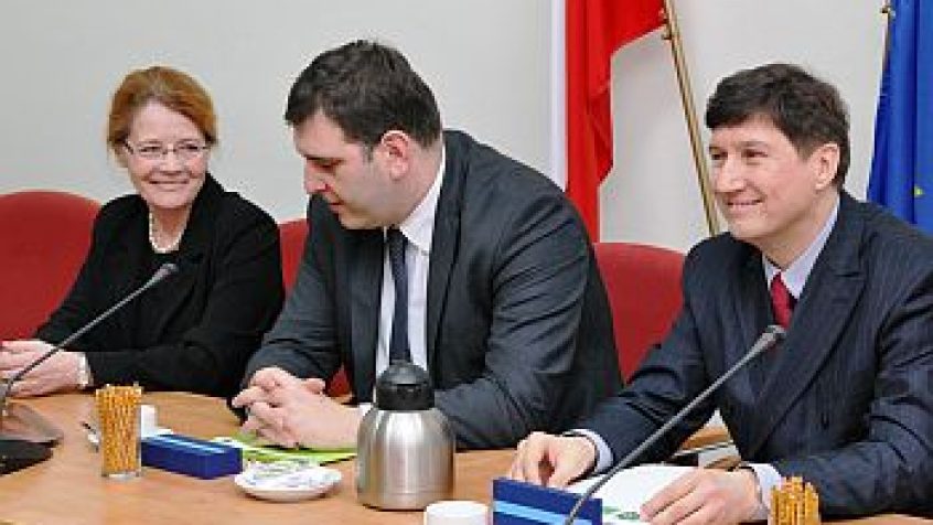 - Most elektroenergetyczny Polska – Litwa pozwoli w pełni zintegrować bałtycki rynek energii elektrycznej z rynkiem Unii Europejskiej – powiedział wicepremier, minister gospodarki Waldemar Pawlak. 11 marca 2011 r. PSE Operator i Instytut Nafty i Gazu podpisały w MG umowę na dofinansowanie projektu z funduszy europejskich.