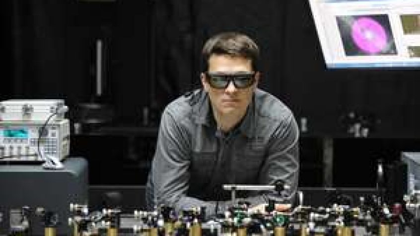 Dr Yuriy Stepanenko z Instytutu Chemii Fizycznej PAN w Warszawie przy stole optycznym z aparaturą laserową. Źródło: IChF PAN, Grzegorz Krzyżewski