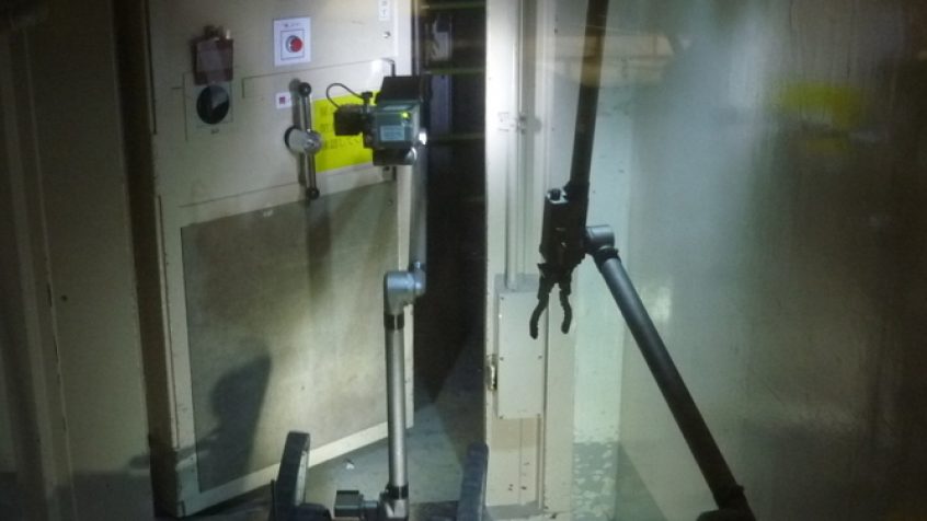 iRobot Packbot jest w stanie wykonywać delikatne operacje, takie jak dostosowanie urządzeń wewnątrz elektrowni.