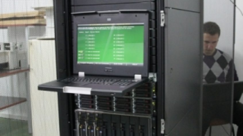 Uruchamianie nowego klastra testowego Centrum Informatycznego Świerk.