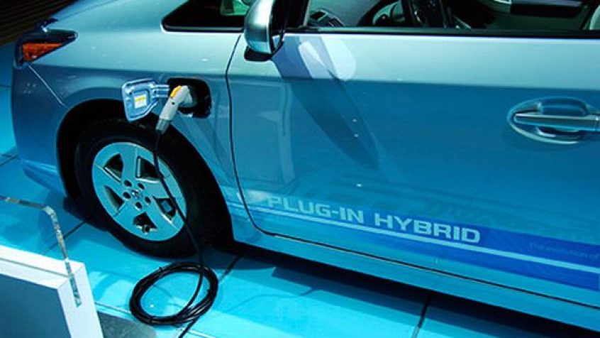 Konstrukcja konwencjonalnego silnika elektrycznego opiera się o magnesy. Nowa propozycja Toyoty ma być silnikiem wykorzystującym elektromagnesy
