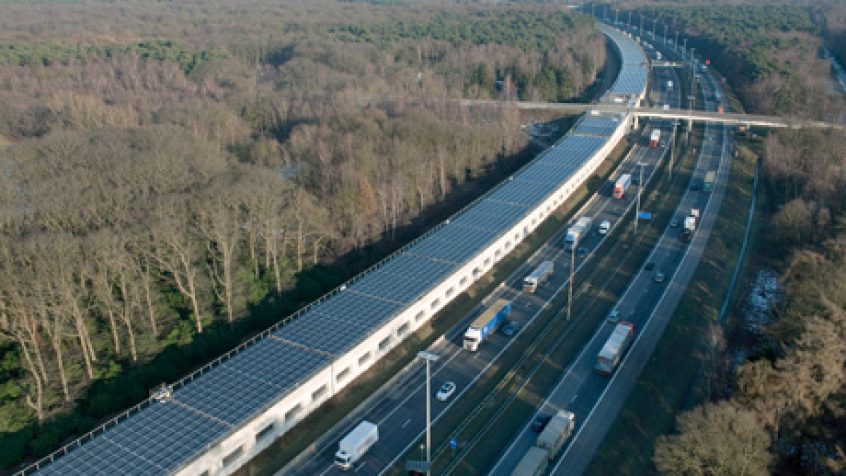 Dach tunelu kolejowego pokrywa 16 tys. paneli słonecznych zasilających trakcję.