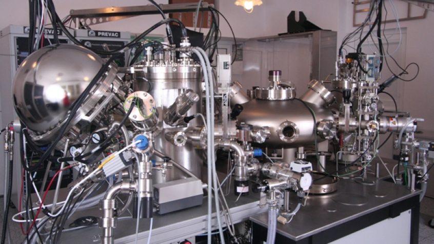 Spektrometr wielokomorowy w Instytucie Chemii Fizycznej PAN. Urządzenie umożliwia przeprowadzanie pomiarów za pomocą powierzchniowo czułych technik analitycznych, takich jak spektroskopia fotoelektronow i spektroskopia elektronów Augera.
