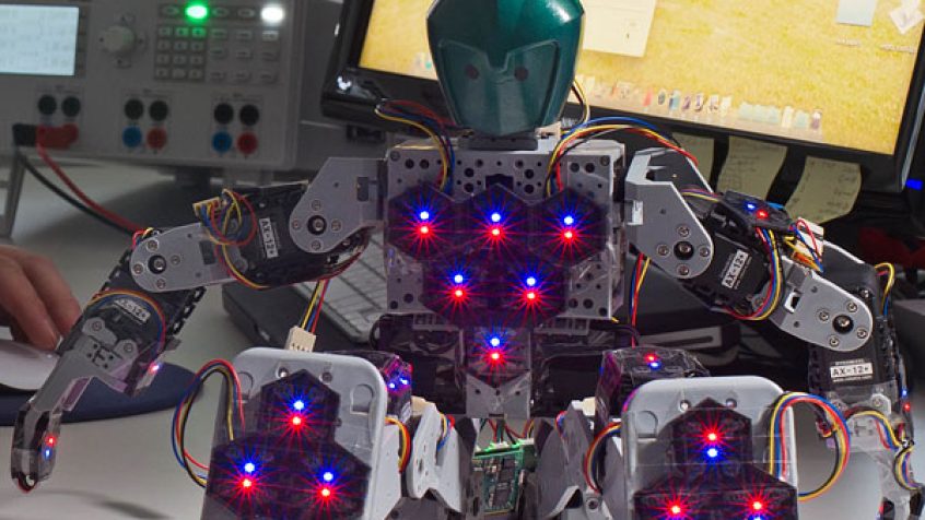 Robot z TUM posiada 31 sześciokątnymi czujnikami zlokalizowanymi na jego powierzchni.