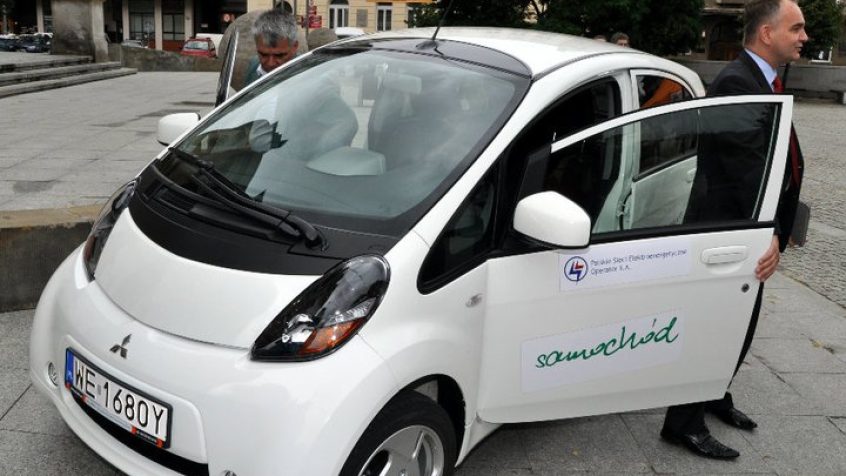 Wicepremier Waldemar Pawlak testuje elektryczne auta