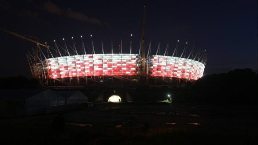 Podświetlona elewacja Stadionu Narodowego od strony al. Zielenieckiej.