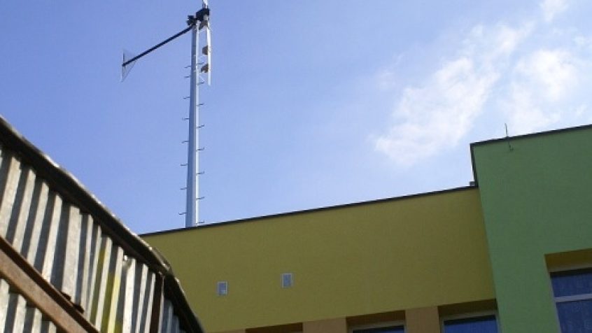 Turbina wiatrowa na dachu przedszkola w Jaśle
