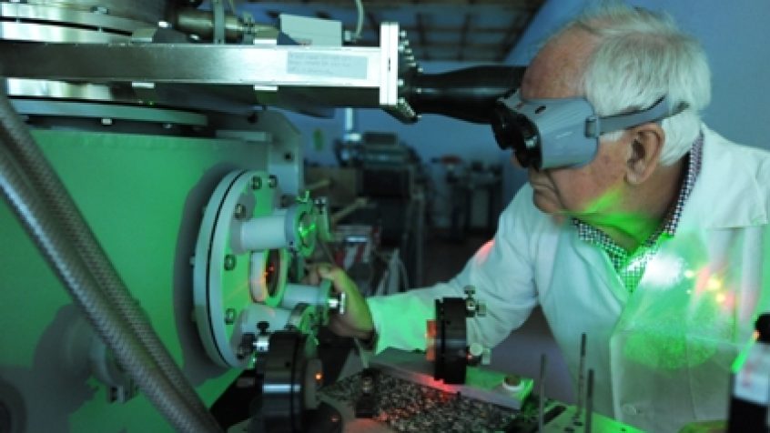 Laserowe źródło jonów (Laser Ion Source, LIS) z Instytutu Fizyki Plazmy i Laserowej Mikrosyntezy w Warszawie może służyć do wytwarzania półprzewodników nowej generacji: krzemionki zawierającej nanokryształy germanu. Na zdjęciu dr hab. Jerzy Wołowski z IFPiLM przy źródle LIS.