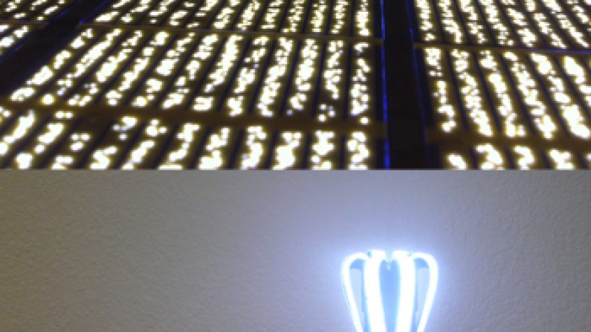 Płaski panel oświetleniowy i lampa z mikrodiodami LED