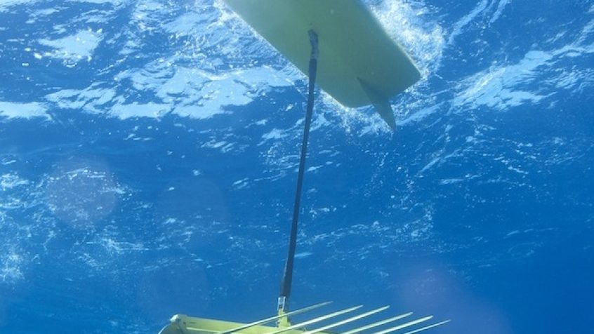Samobieżny Wave Glider napędzany jest energią fal morskich