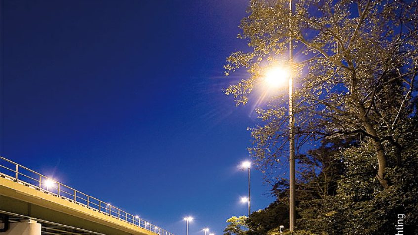 Rondo Starzyńskiego w Warszawie. Współczesne trendy w oświetleniu drogowym prowadzą do wymiany żółtego światła sodowego na wysokoej jakości światło białe. Światło Białe jest wizualnie bardziej skuteczne i daje większe poczucie bezpieczeństwa zarówno kierowcom, jak i pieszym.