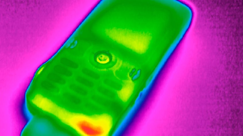 Termogram telefonu komórkowego podłączonego do ładowarki