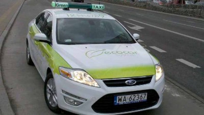 700 nowych Fordów Mondeo wyposażonych w instalację elektryczną pojawi się do końca roku na ulicach Warszawy