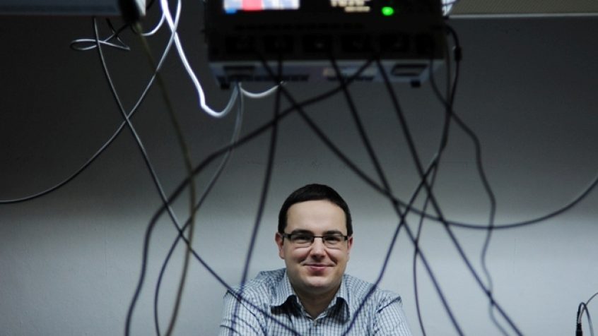 Na Wydziale Fizyki Uniwersytetu Warszawskiego zbudowano wydajne źródło pojedynczych fotonów o dobrze kontrolowanych parametrach. Na zdjęciu doktorant Michał Karpiński, główny autor publikacji opisującej nowy przyrząd.