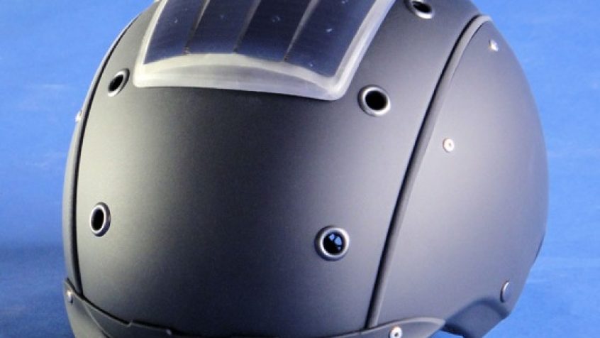 Narciarski kask z panelem słonecznym