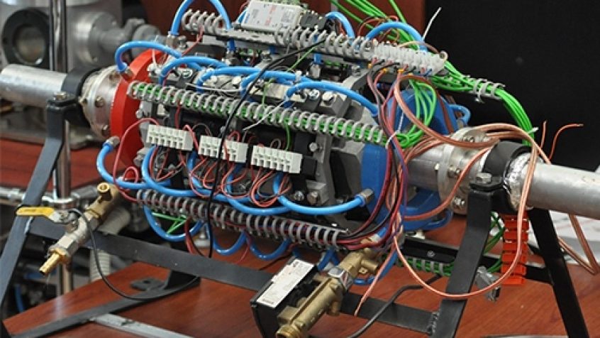 Prototyp urządzenia do konwersji energii cieplnej na energię elektryczną, który może być wykorzystany np. do odzysku tzw. ciepła odpadowego wytwarzanego przez samochody.