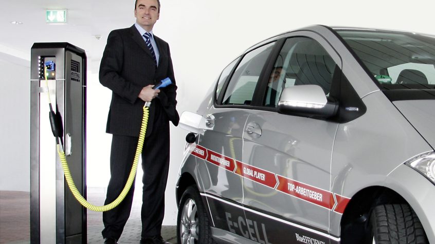 W drodze bez emisji spalin: dr Guido Stannek, Executive Vice President Supply Chain Management w Rittal, tankuje nowy samochód elektryczny prądem ze źródeł ekologicznych