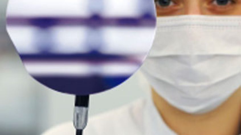 Inżynierowie z Osram Opto Semiconductors wytwarzają białe diody GaN LED na waflu o średnicy 15 cm
