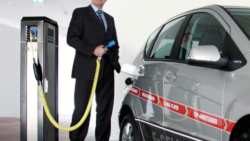 W drodze bez emisji spalin: dr Guido Stannek, Executive Vice President Supply Chain Management w Rittal, tankuje nowy samochód elektryczny prądem ze źródeł ekologicznych