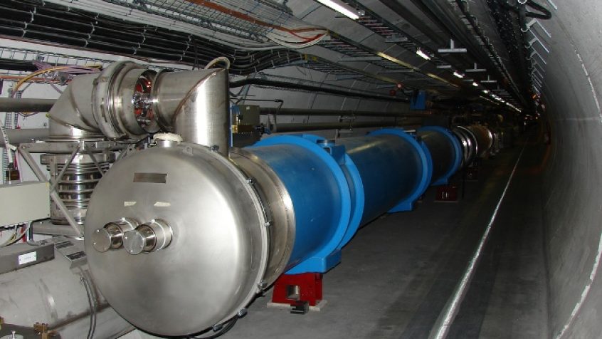 Rury, zasilacze, hel, wielka podpora pod urządzenie pomiarowe - m.in. takie produkty trafiały już z Polski do Europejskiej Organizacji Badań Jądrowych (CERN). W ciągu ostatnich kilku lat do CERN dostarczono też już ponad 2 tys. polskich serwerów.