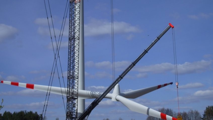Montaż turbiny na wieży wiatrowej w Parku wiatrowym Suwałki