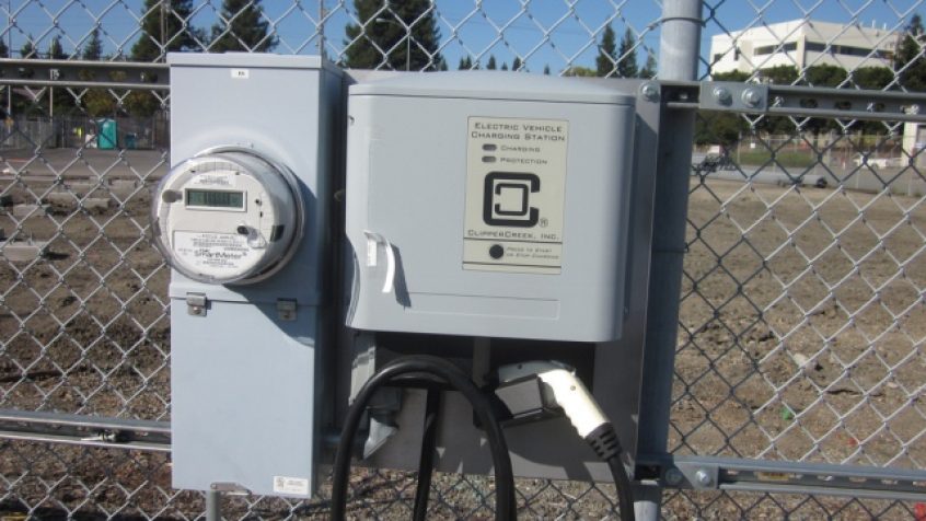 Inteligentny licznik i stacja ładowania samochodów elektrycnych