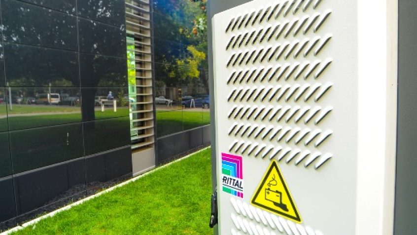 Do magazynowania energii Rittal dostarczył dopasowaną kolorystycznie do budynku obudowę outdoor z serii CS Toptec