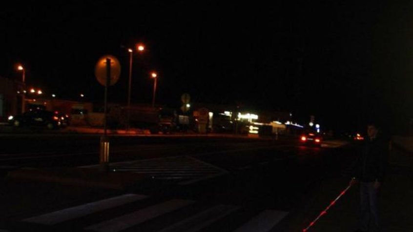 Bezpieczna laska dla niewidomych z diodami LED i czujnikiem oświetlenia