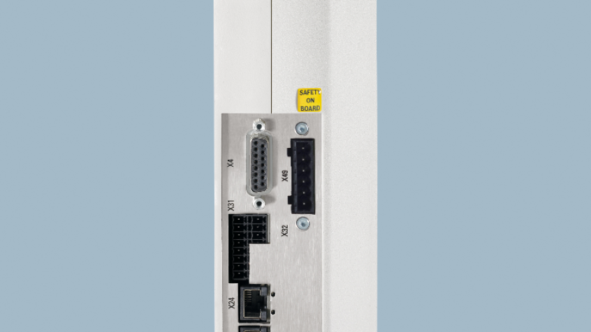 Kompaktowe napędy IndraDrive Cs ADVANCED są wyposażone w interfejsy magistrali SERCOS master oraz multi-Ethernet