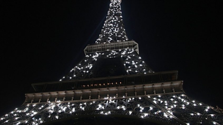 Iluminacja wieży Eiffla w Paryżu