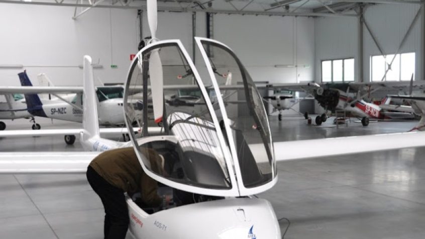 Elektryczny motoszybowiec AOS-71