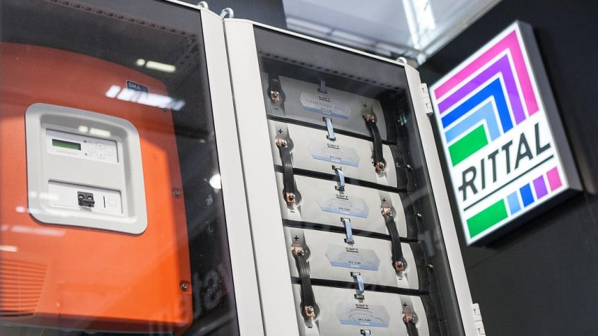 Do bezpiecznego obudowania modułów magazynowania energii, jak akumulatory litowo-jonowe Rittal przedstawia pierwsze koncepcje szaf do zasobników energii w technice 19"