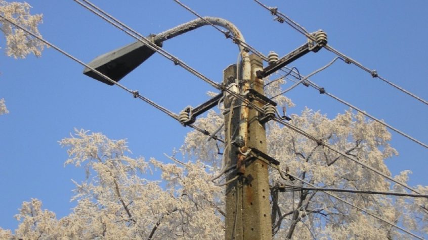 Awarie zasilania w Polsce często mają związek z przestarzałą infrastrukturą energetyczną, ale w okresie zimowym główną przyczyną awarii są trudne warunki pogodowe, w tym mrozy i intensywne opady śniegu.
