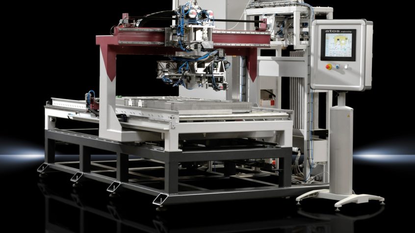 Dostarczone przez Eplan dane o okablowaniu oraz informacje z modelu 3D dotyczące podzespołów i ich położenia na płycie montażowej są przekazywane przez specjalnie opracowany interfejs maszynowy do robota Kiesling „Averex“