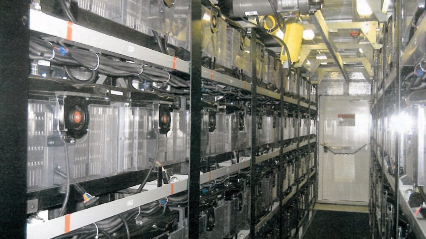 Wnętrze naczepy mieszczącej baterie litowo-tytanowe magazynujące do 1 megawata w celu stabilizacji mocy sieci