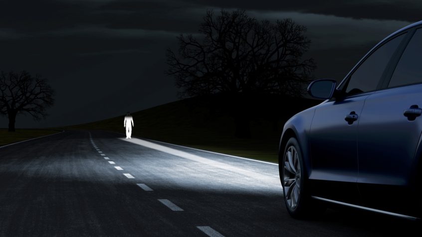 Jedną z funkcji wzmacniających bezpieczeństwo w Audi A8 jest tzw. światło rozpoznające. Do jego zadań należy rozpoznawanie idących jezdnią, poboczem lub chodnikiem pieszych. Jeśli w krytycznej odległości przed naszym Audi funkcja rozpozna postać ludzką, to pojedyncze diody na krótko trzykrotnie zabłysną, wyraźnie oddzielając pieszego od otoczenia i ostrzegając zarówno idącego jak i  kierowcę. Funkcja ta współpracuje z asystentem jazdy nocą.