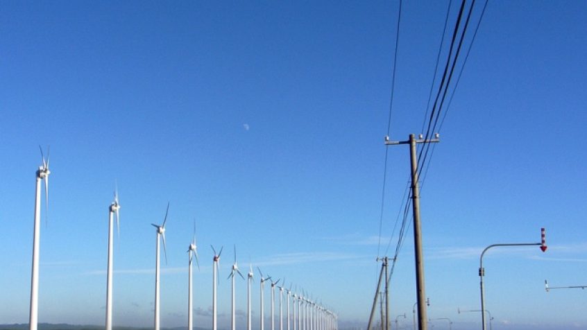 Elektrownia wiatrowa wzdłuż drogi