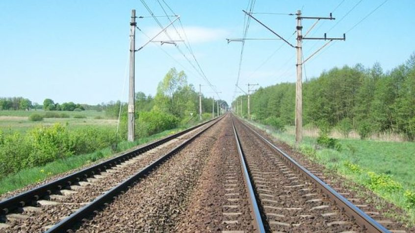 Przewody sieci trakcyjnej przy torach PKP