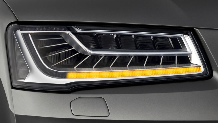 W nowych reflektorach Audi Matrix LED diody kierunkowskazów zapalają się sekwencyjnie zgodnie z kierunkiem skręcania