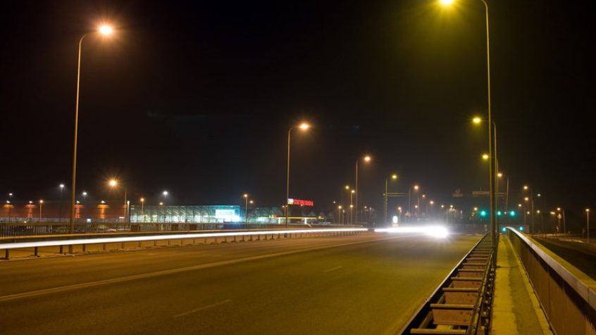 Lewa strona ulicy Wielickiej w Krakowie oświetlona jest oprawami LED, prawa – oprawami tradycyjnymi