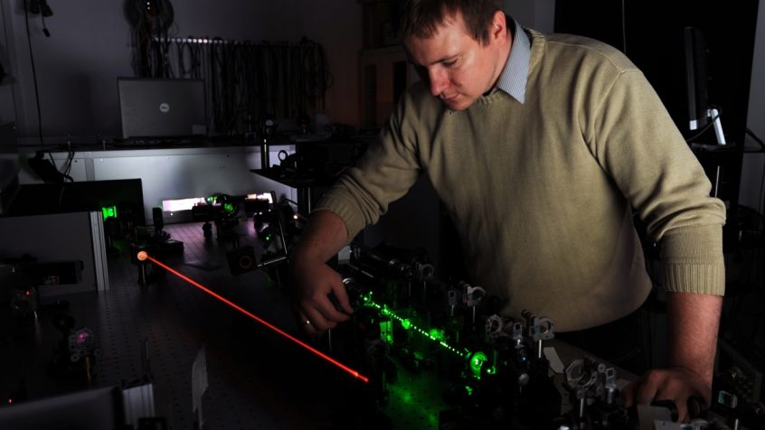 Nowy wzmacniacz parametryczny, opracowany w Centrum Laserowym Instytutu Chemii Fizycznej Polskiej Akademii Nauk i Wydziału Fizyki Uniwersytetu Warszawskiego, pozwala na konstruowanie aparatury laserowej rozmiaru biurka zdolnej do generowania femtosekundowych impulsów laserowych o mocy dziesiątków terawatów. Na zdjęciu: dr Paweł Wnuk z Centrum Laserowego przy wzmacniaczu parametrycznym.