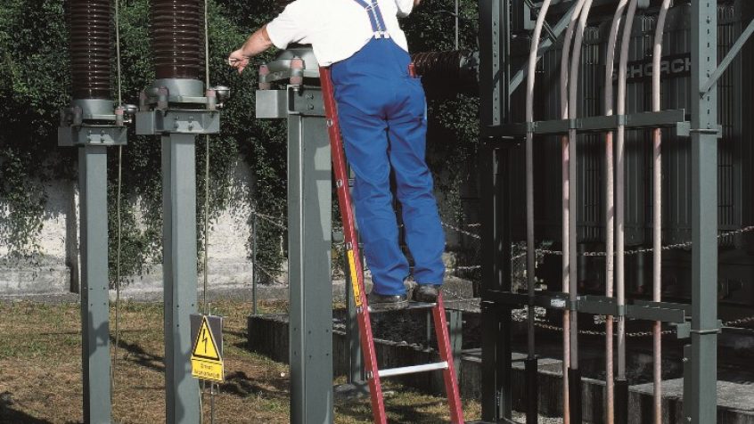 Drabiny dielektryczne są niezbędne w pracy elektryka, montera czy instalatora