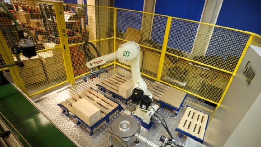 Robot paletyzujący Kawasaki od ASTOR na Politechnice Rzeszowskiej